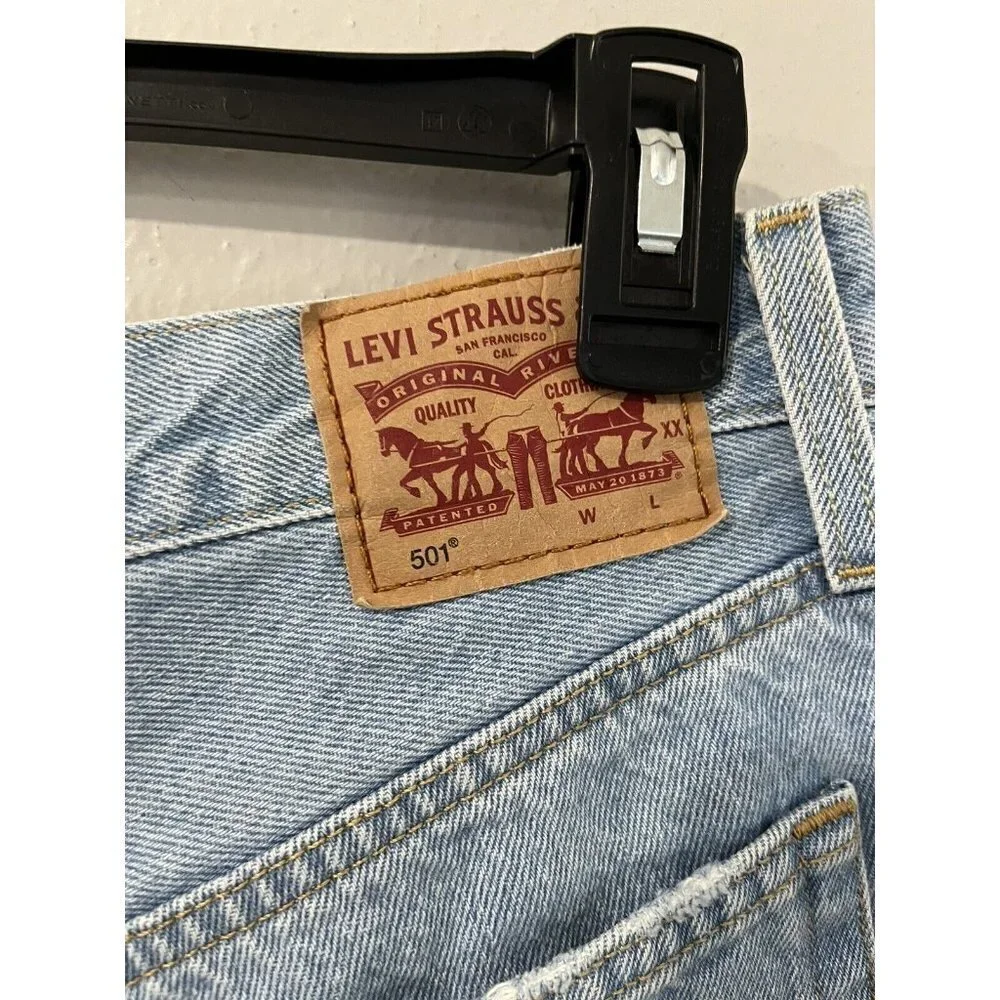 501 Levi’s Cut Off Denim Shorts Light Wash Size 30